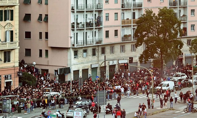 Bạo lực kinh hoàng ở bóng đá Italia: Hooligan tấn công cảnh sát bằng gậy bóng chày- Ảnh 2.